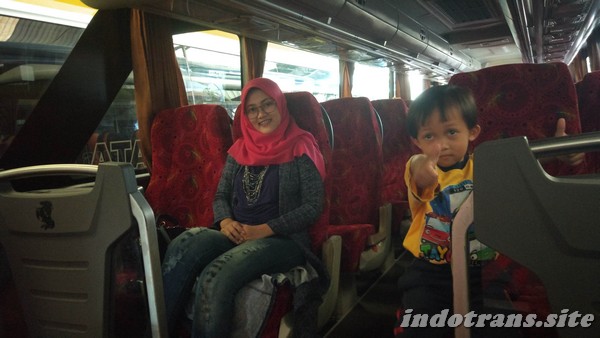 Nyamannya Menaiki Bus Indo Trans