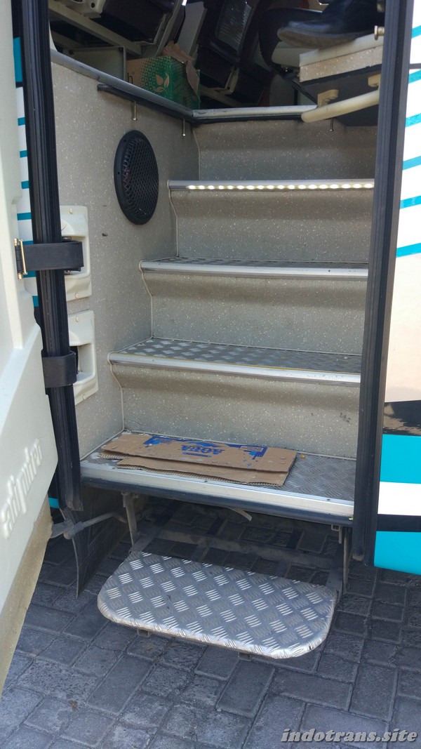 Tangga Naik Bus Pariwisata Indo Tranas