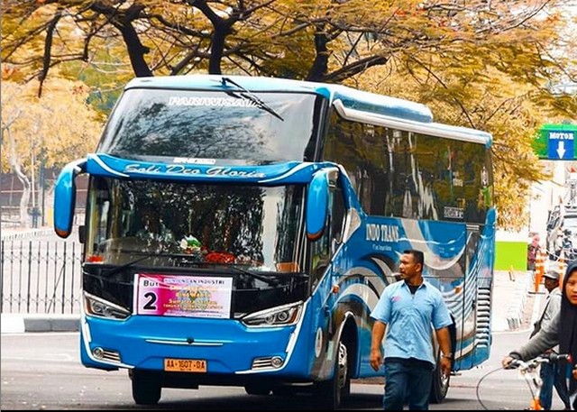 Bus SHD Indo Trans Karoseri Laksana SR2 Biru